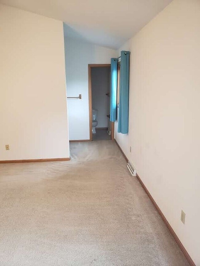 Building Photo - Spacious 3 bedroom, 2 1/2 bath Duplex