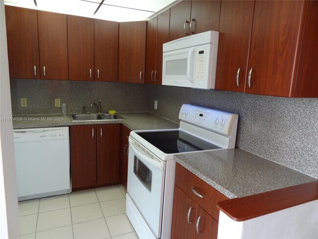 Building Photo - 3401 N Country Club Dr