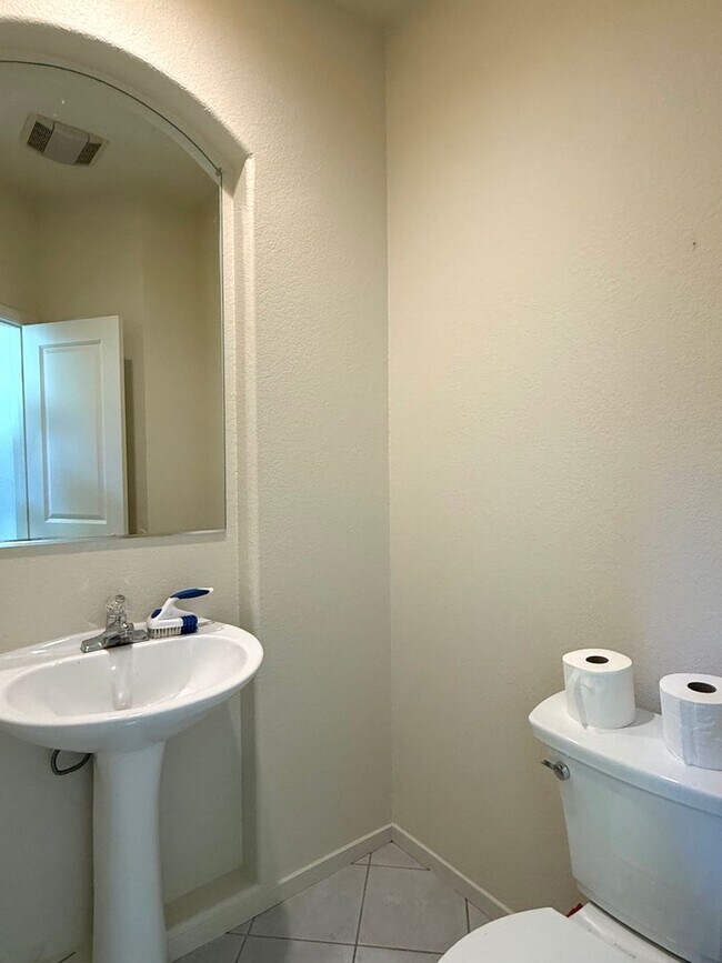 Building Photo - 3 Bed 2.5 Ba 2 Story 2 Car Garage in Folsom!