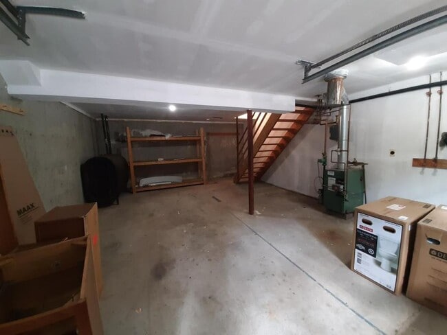 Building Photo - 27 N Main St