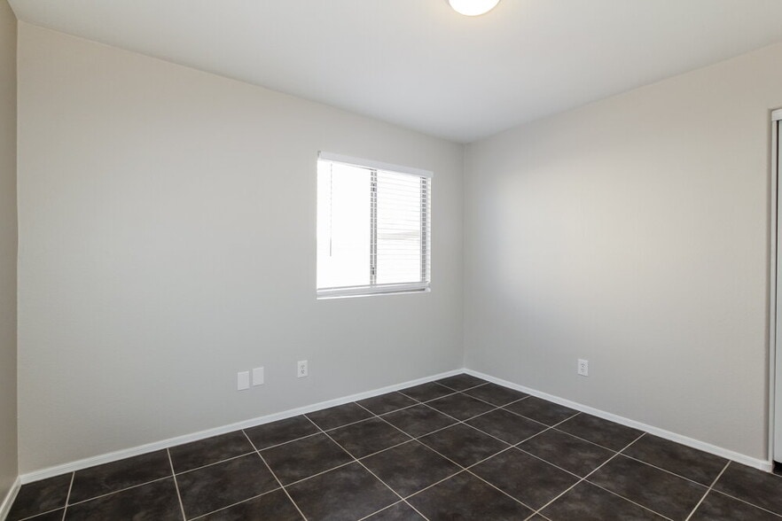 Building Photo - 9561 N 85th Dr