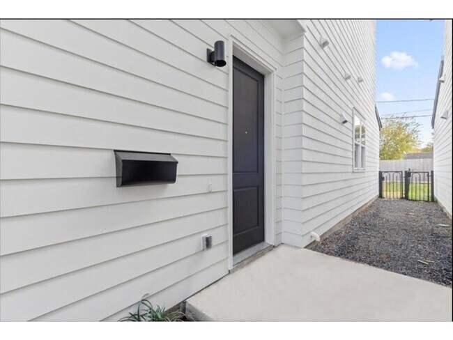 Building Photo - 3233 Real St