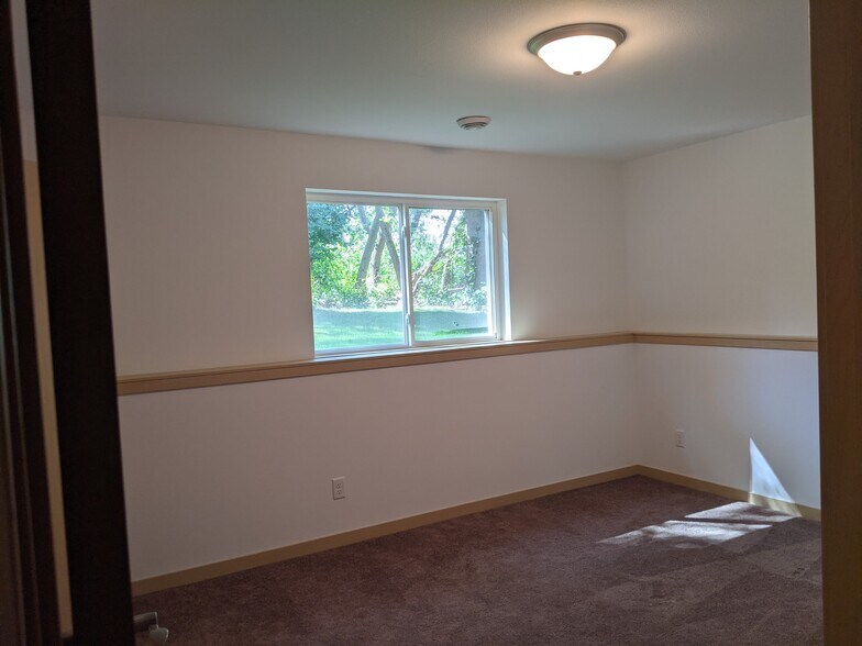 2 downstairs bedrooms - 819 Thompson Dr
