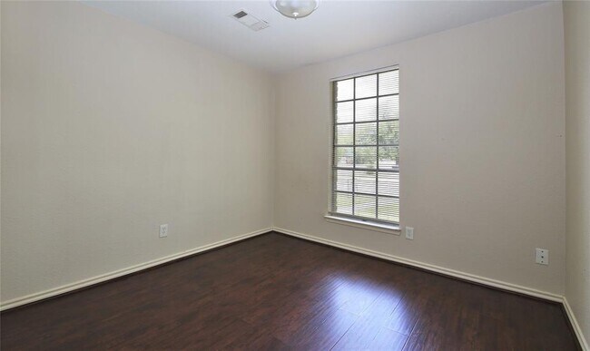 Building Photo - 4731 Pinebrook Ln