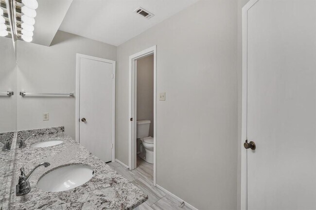 Building Photo - 10814 Sugar Hill Dr