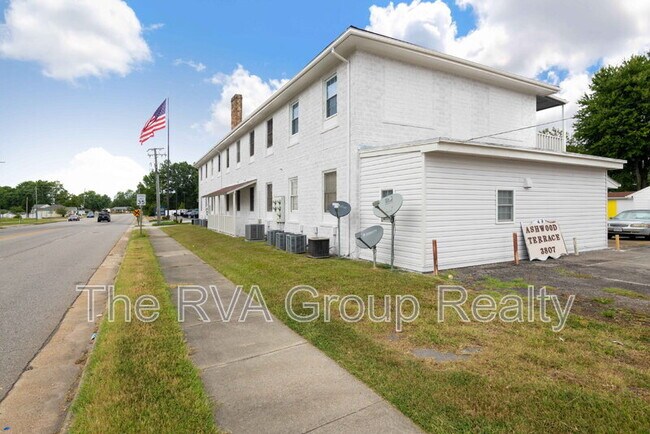 Building Photo - 3807 Woodlawn St