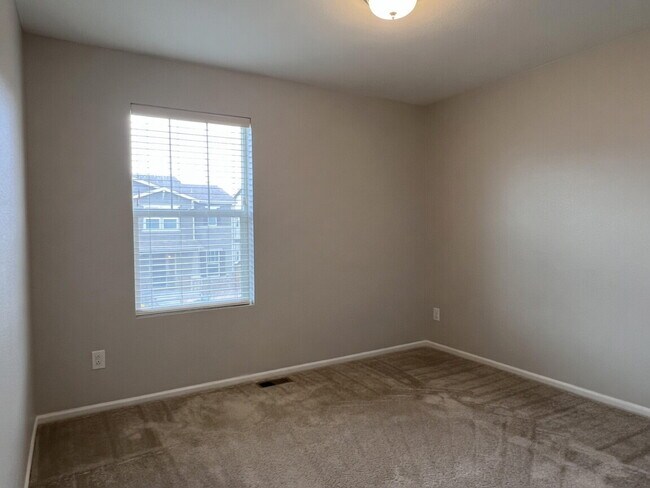 Building Photo - Beautifully Maintained 4BR/3.5BA Townhome with Finished Basement in Prime Aurora Location w/2-Car...