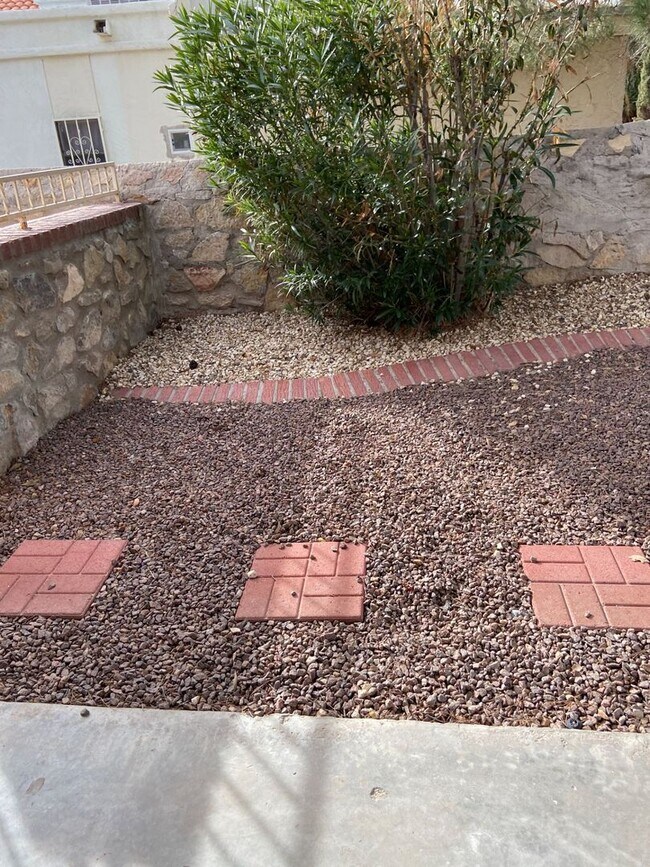 Building Photo - Home For Rent