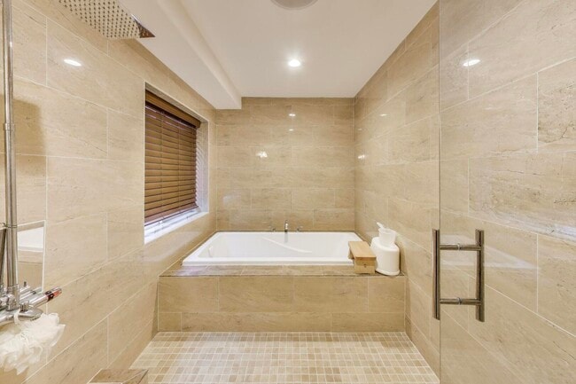 Building Photo - 613 Kinnear Cove