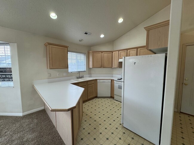 Building Photo - Great 2 bed 1 bath condo located in Countr...