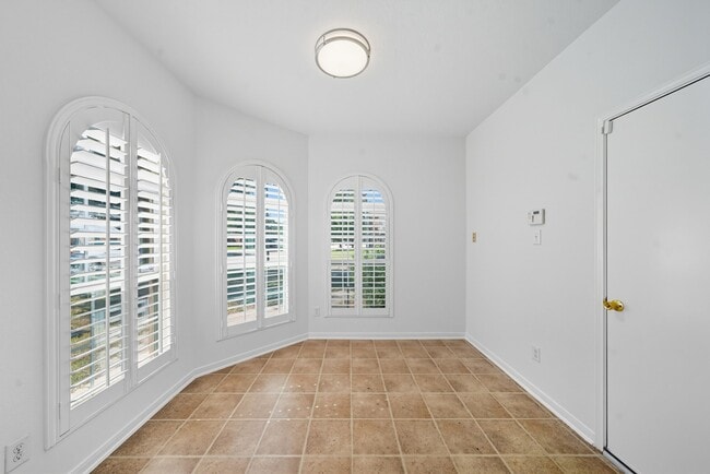Building Photo - 14730 Fir Knoll Way