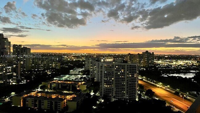 Building Photo - 3500 Mystic Pointe Dr