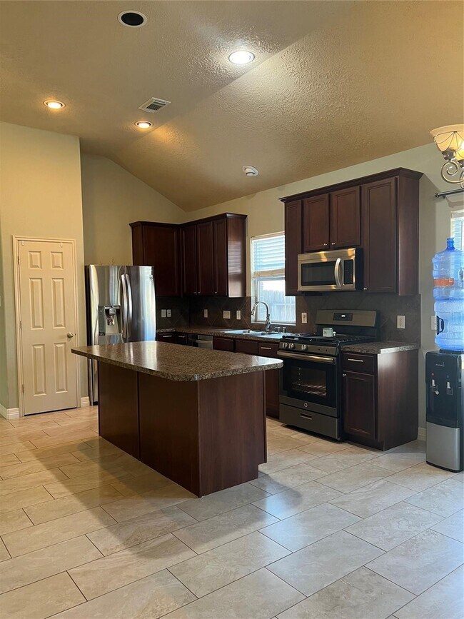 Building Photo - 27410 Tracy Ridge Ct