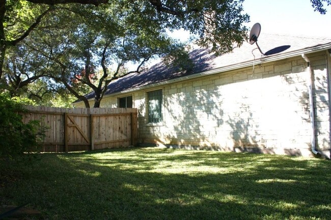 Building Photo - 200 Sutterville Cove