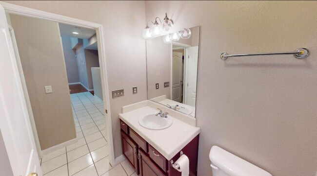 Building Photo - 2638 E Skyview Ave