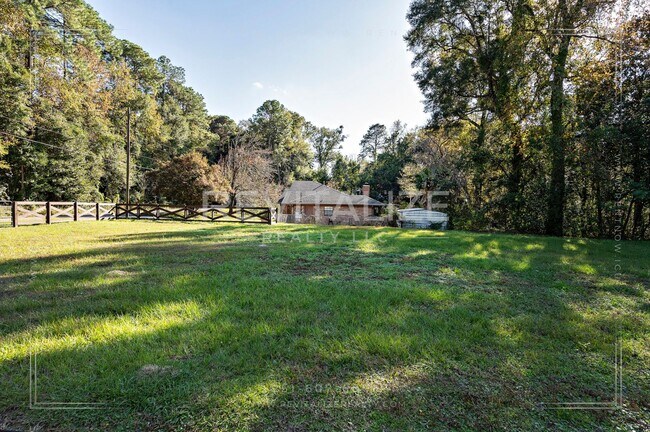 Building Photo - Stunning 3 Bed 2 Bath Brick Home with Huge Yard!