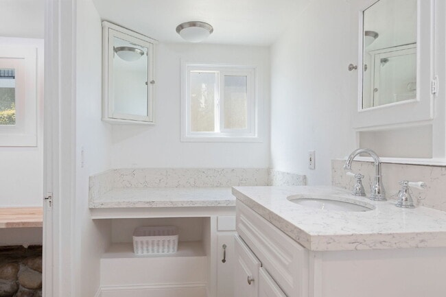 Building Photo - "Delightful 1-Bedroom Apartment in Historic Home!"