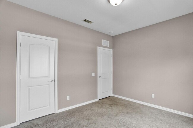 Building Photo - Located in McKinney's desirable Erwin Farms, this beautiful home exudes modern elegance and pract...