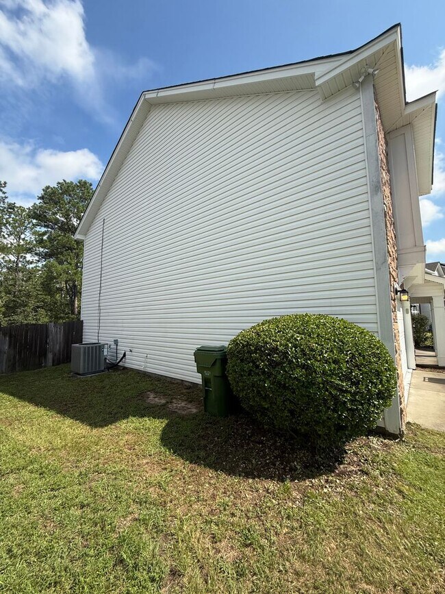 Building Photo - 433 Dukes Hill Rd