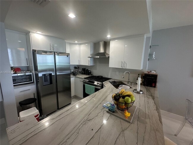 Building Photo - 2030 S Ocean Dr