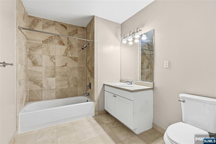 Building Photo - 905 River Rd