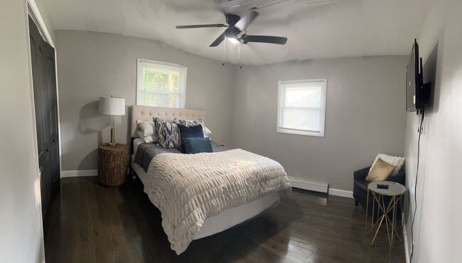 Building Photo - Beautifully Renovated, Modern 3 bedroom 2....