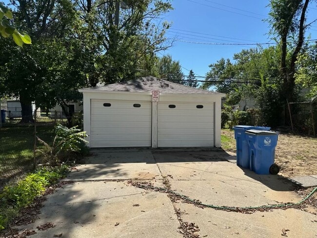 Building Photo - Renovated 2 bedroom / 1 bath house with 2 car garage