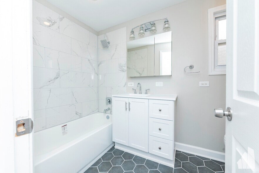 Building Photo - 1426 N Greenview Ave