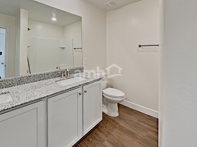 Building Photo - 5949 W Columbine Dr