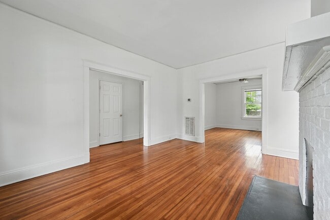 Building Photo - 4 Bedroom Highland Terrace Beauty
