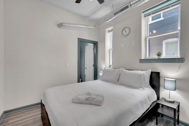 Building Photo - Furnished 2-Bedroom, 2-Bath Apartment near the Medical Campus