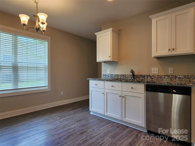 Building Photo - 1556 Kingston Dr