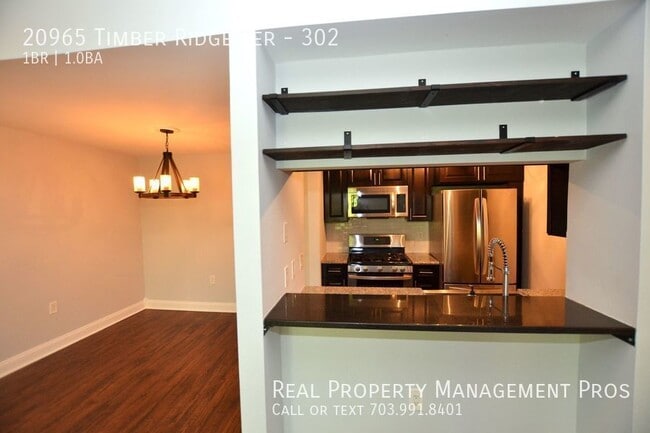 Building Photo - Beautifully Updated 3rd Floor Condo For Re...