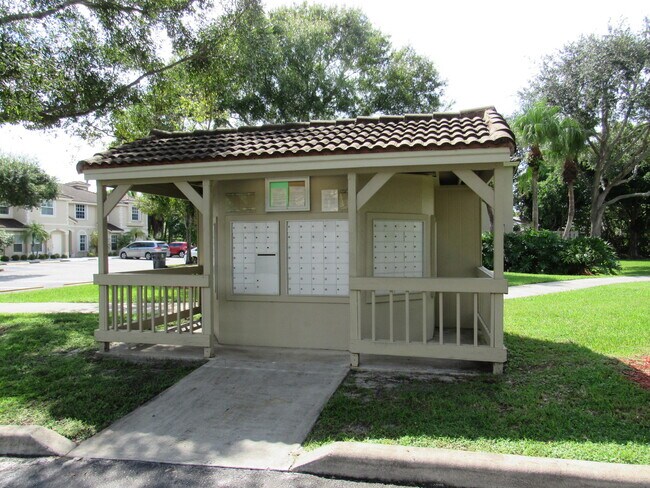 Building Photo - 996 Summit Lake Dr