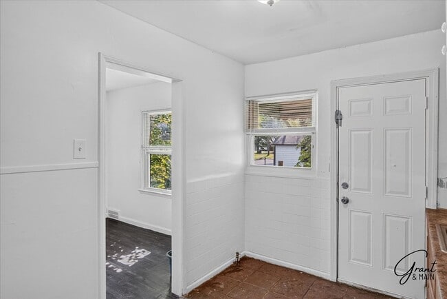 Building Photo - $1250 2 bedroom