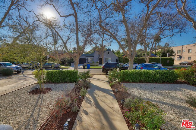 Building Photo - 752 N Las Palmas Ave