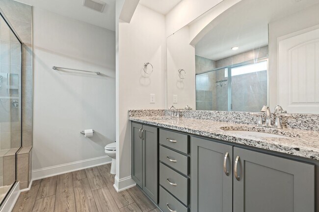 Building Photo - Available now! Spacious & beautiful 3 bedroom townhome!