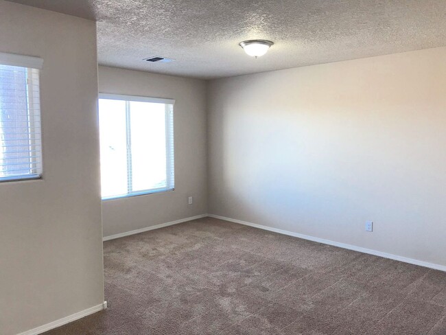 Building Photo - Spacious 4 bedroom Rio Rancho home. Large ...