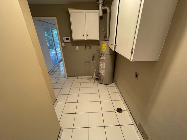 Building Photo - Cozy Holladay Gem – 3 Bed, 2 Bath with Fen...