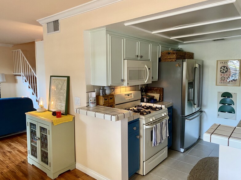 Firsr floor kitchen - 4511 Murietta Ave