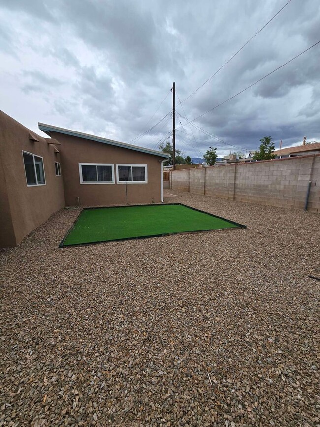 Building Photo - Spacious Home in NE Heights