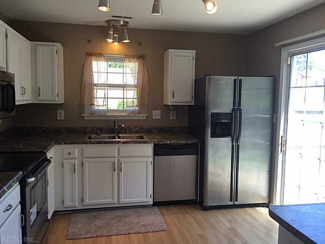 Building Photo - 3 bed, 2 bath home in Kempsville with upgr...