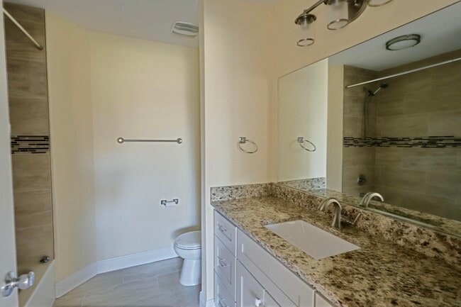 Building Photo - 2168 Paloma St