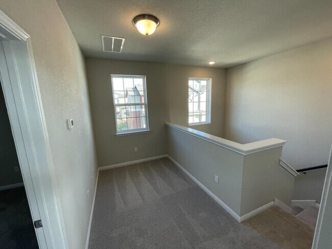 Building Photo - 1015 Vista View Dr