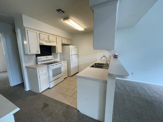 Building Photo - Enjoy living in Panorama Village and enjoy all it has to offer: 27-hole golf course, 3 city parks...