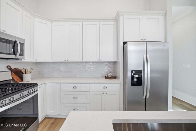 Building Photo - Fully furnished brand new home with garage!