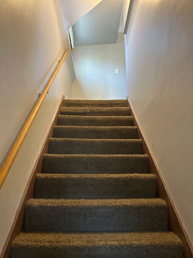 Building Photo - Spacious 3 bedroom 1 Bathroom House Available May 1st!