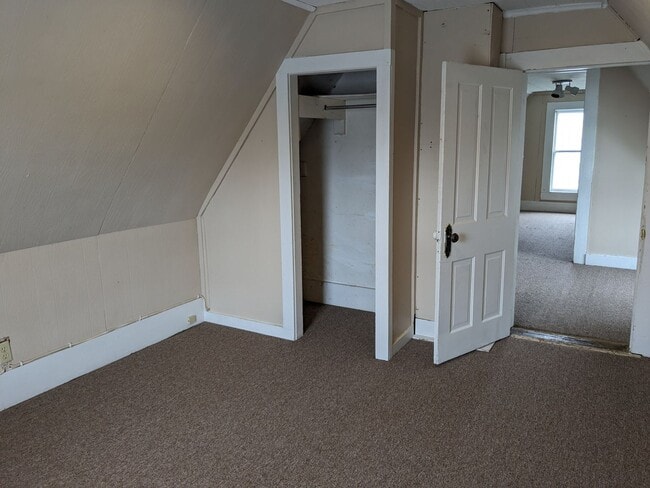 Building Photo - 3 Bed 2 Bath House Near Downtown Belgrade - Dogs Negotiable!