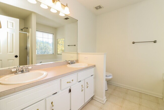 Building Photo - 1042 Whispering Woods Dr