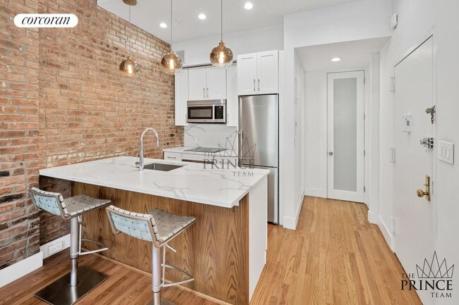 Building Photo - 224 E 18th St